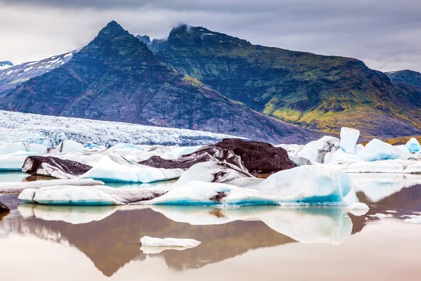 Lake met ice floes — Stockfoto