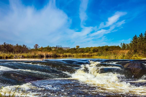 Bulutlar ve köpük Nehri üzerinde — Stok fotoğraf