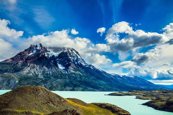 Lago Pehoe entre rochas — Fotografia de Stock