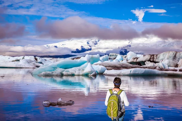 Woman watching moving ice — Stock Photo, Image