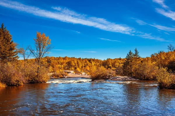 Wolken und Schaum auf dem Fluss — Stockfoto