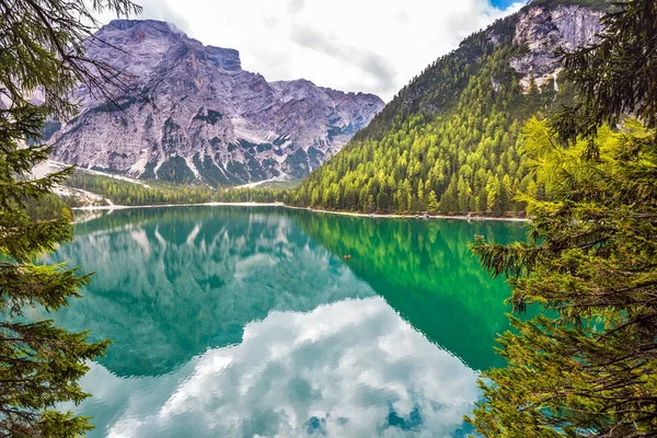 Pasear por el hermoso lago — Foto de Stock