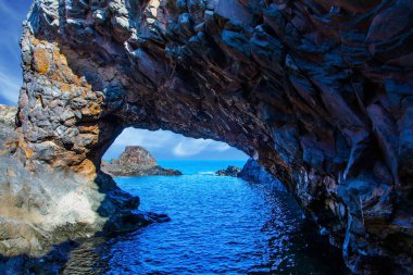 Egzotik ve ekolojik turizm kavramı. Fantastik Madeira Adası sihirli seyahat. Kaya, koyları ve, Atlantik Kıyısı grottolarıdır