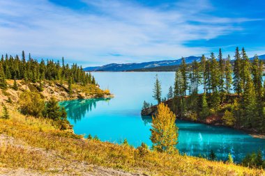 Kanada'da Hint yaz, sonbahar sıcak güneşli bir günde. İbrahim göl Rockies en güzel gölüdür. Ekolojik ve aktif turizm kavramı