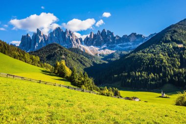  Dolomites, pitoresk Val di Funes güneşli sonbahar günü. Kayalık tepeler ve Alpin çayırlar tarafından çevrili ormanlık dağlar