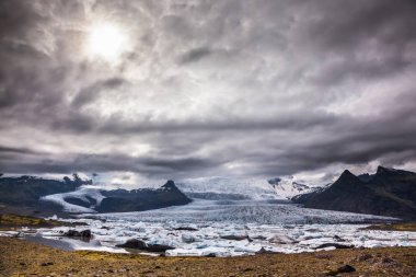 Gün batımı ışıklar buzul Vatnajokull - İzlanda'daki en büyük buzul. Buzul su buz Lagoon Jokulsarlon sağlar. Aşırı Kuzey turizm kavramı
