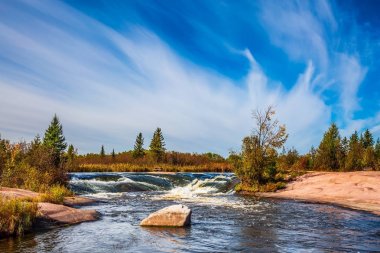 Muhteşem cirrus bulutlar Winnipeg Nehri. Eski Canada Barajı il Heritage Park. Ekolojik ve aşırı turizm kavramı 