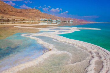 Dead Sea, İsrail. Çok tuzlu Dead Sea azaltılmış su. Buharlaştırılmış tuz pitoresk çizgili sığ suda çöktürülmüş. Tıbbi ve ekolojik turizm kavramı. 