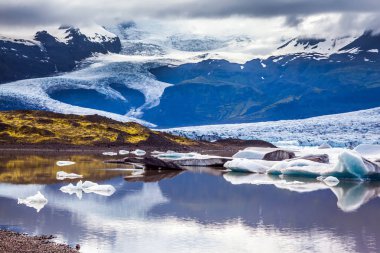 Grand buzul Vatnajokull okyanusa sürgülü kenarlarında eriyor. Buzul meltwater formu pitoresk bir göl. İzlanda'daki yaz. Aşırı Kuzey turizm kavramı