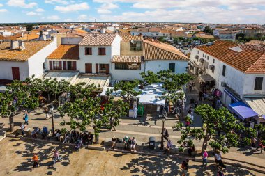  Etnografik turizm kavramı. Sabah bahar dini karnaval. Provence şehir Saintes-Maries-de-la-Mer