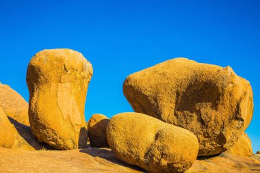 Büyük Granit kayalar ve taşlar bir arka plan üzerinde mavi gökyüzü temizleyin. Çöl Namib, Spitzkoppe, Namibia. Aşırı ve ekolojik turizm kavramı