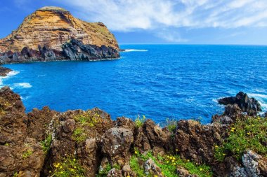 Pitoresk kayalar ve taşlar, Atlantik sahil. Sihirli seyahat Madeira Volkanik ada. Egzotik ve ekolojik turizm kavramı