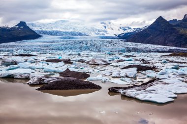 Vatnajokull, İzlanda'nın en büyük buzul. Buzul su buz Lagoon Jokulsarlon sağlar. Buzul günbatımı yanar. Aşırı Kuzey turizm kavramı