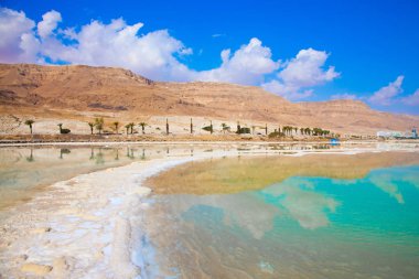 Terapötik Dead Sea, İsrail. Kırmızı kumtaşı kuru dağlar ve deniz arasında karayolu geçer. Tıbbi ve ekolojik turizm kavramı