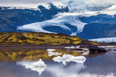 Buzlar buzul Vatnajokull çözdürülen kar tarafından kurulan parçalanmak soğuk Gölü. İzlanda'daki yaz. Aşırı Kuzey turizm kavramı