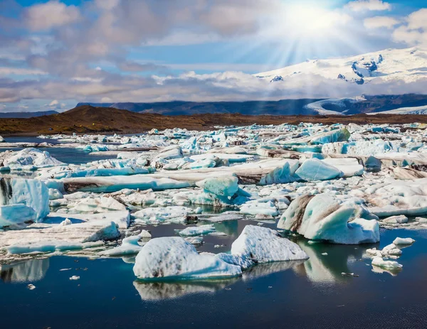 Floes Ghiaccio Riflettono Nel Lago Superficie Dell Acqua Liscia Fresco — Foto Stock