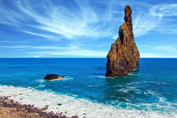 Viagem Fabulosa Ilha Madeira Oceano Atlântico Duas Rochas Enormes Perto — Fotografia de Stock