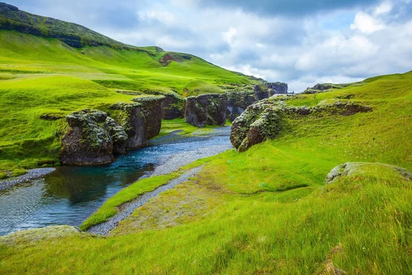 Tundra Verde Julio Cañón Llamativo Fyadrarglyufur Islandia Concepto Turismo Activo — Foto de Stock