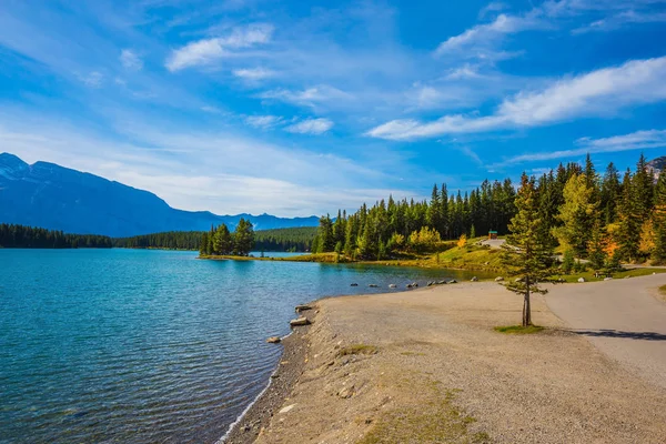 Lake Die Twee Jack Rocky Mountains Van Canada Het Zuivere — Stockfoto