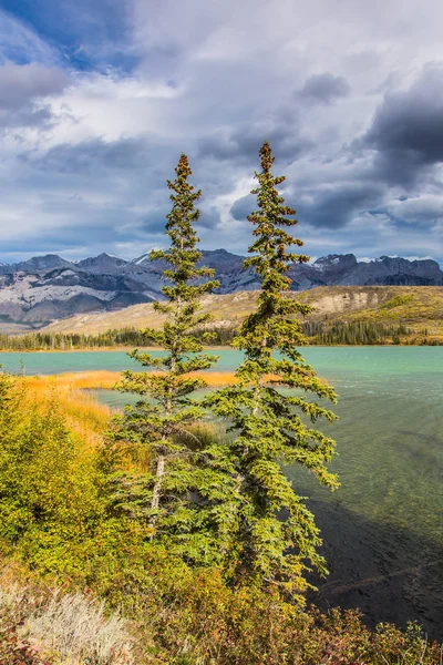 积极生态旅游的概念 云层下的岩石和湖泊 加拿大落基山脉的多云印度夏日 — 图库照片
