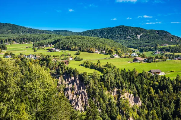 Maravilloso Tirol Italia Pequeño Encantador Pueblo Los Dolomitas Pilares Terrestres — Foto de Stock