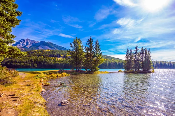 Conceito Turismo Ecológico Ativo Lago Dois Jack Nas Montanhas Rochosas — Fotografia de Stock