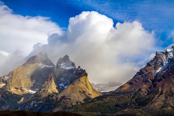 Fuerte Viento Impulsa Las Pesadas Nubes Grises Sobre Las Rocas — Foto de Stock