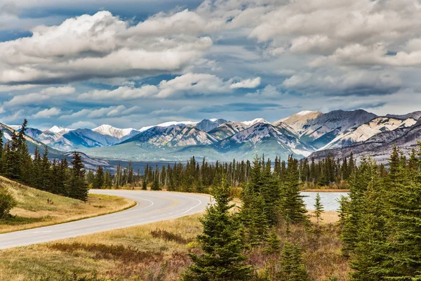 Der Weg Weit Entfernten Schneebedeckten Bergen Indischer Sommer Den Rockies — Stockfoto