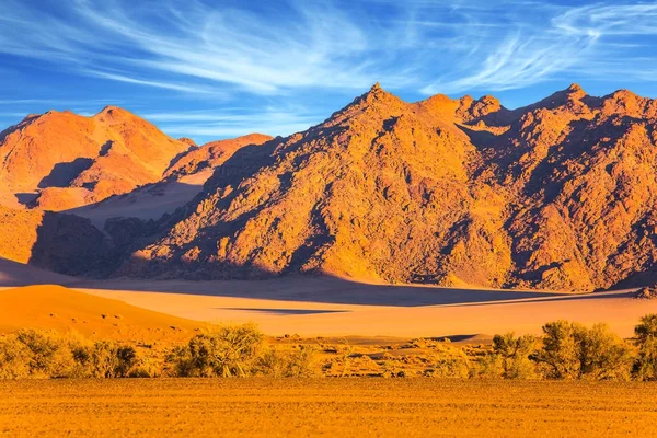 Puesta Sol Namibia Montañas Púrpuras Amarillas Del Desierto Namib Concepto — Foto de Stock