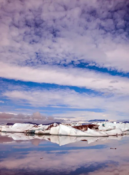Wolken Ice Floes Worden Weerspiegeld Het Gladde Wateroppervlak Ochtend Lagune — Stockfoto