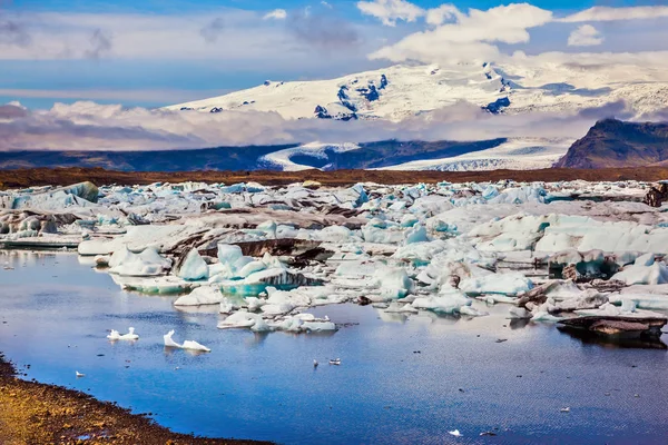 Des Montagnes Enneigées Entourent Lagune Glace Les Floes Glace Reflètent — Photo