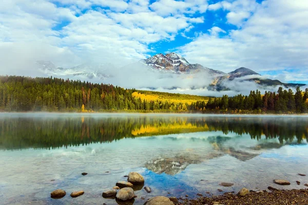 Brittsommar Kanada Patricia Lake Bland Tallarna Vattnet Speglar Toppen Berget — Stockfoto