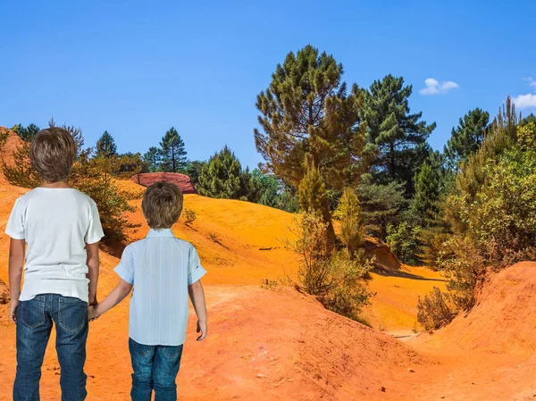 Dos Chicos Siete Cuatro Años Admiraban Naturaleza Colinas Rojas Naranjas — Foto de Stock