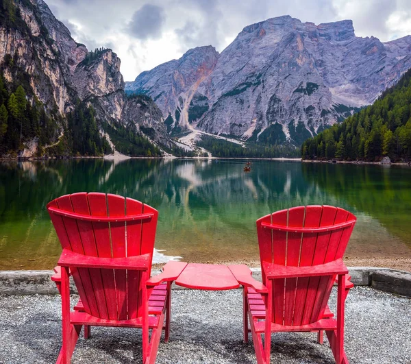 Deux Confortables Chaises Longues Rouges Sur Rive Lac Eau Reflète — Photo