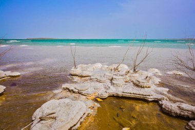 Dead Sea sıcak yaz günü, İsrail adlı ünlü deniz. Sığ buharlaştırılmış tuz ile kaplı. Tıbbi ve ekolojik turizm kavramı 
