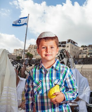 Sonbahar Yahudi tatil Sukkot. Beyaz Taliths insanlarda tapınağın Western duvara dua. Güzel Yahudi çocuk etrog ile beyaz kafatası içinde
