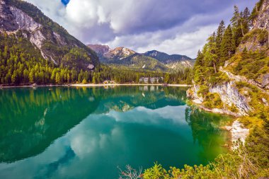Muhteşem göl çevresindeki dağ ve orman South Tyrol, İtalya için yansıtır. Yürüyüş ve eko-turizm kavramı.  