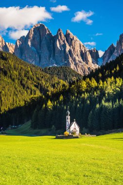 Val di Funes - kilise Santa Maddalena Vadisi'nin ünlü sembolü.  