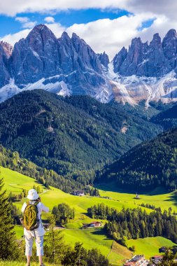 Aktif kadın turist Dolomites dağlar, sırt çantası ile. Ekolojik ve aktif turizm kavramı 