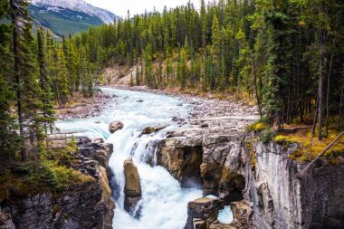 Büyük Sanvapta şelale Jasper Milli Parkı'nda. Kanada sonbahar gezisi. Aşırı ve ekolojik turizm kavramı