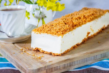 Profesyonel fırını. Zarif beyaz peynirli kek, tatlı turuncu kırıntıları ile serpilir. 