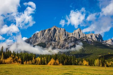 Aurasal güneşli bir günde Canmore. Hiking kavramı. Ünlü üç kız kardeş dağlarda Kanada Kanada Rocky Dağları