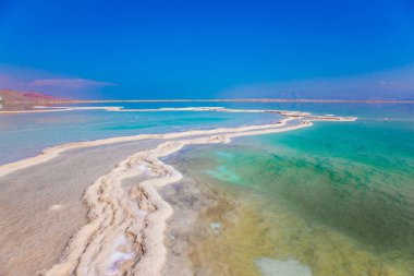 Dead Sea sıcak yaz günü, İsrail adlı ünlü deniz. Sığ buharlaştırılmış tuz ile kaplı. Tıbbi ve ekolojik turizm kavramı 