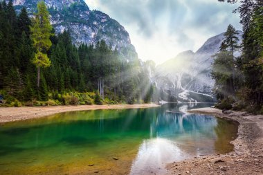 Muhteşem göl çevresindeki dağ ve orman South Tyrol, İtalya için yansıtır. Yürüyüş ve eko-turizm kavramı.  