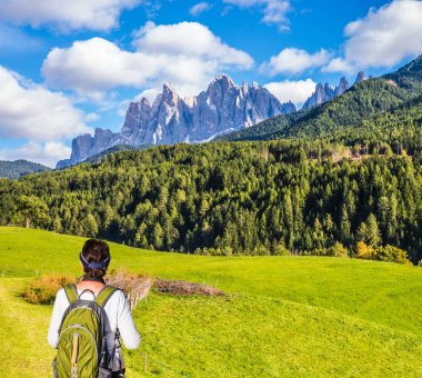 Yaşlı kadın - sırt çantası ile turist Tyrol için yapılan seyahatler. Val de Funes Dolomites sıcak sonbaharda. Aktif ve eko-turizm kavramı