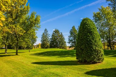 Kırmızı, turuncu ve yeşil sonbahar yaprakları ile olağanüstü güzel park. Kavram Golf Turizm. Bromont, Fransızca Kanada giderken Golf Club