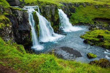 Muhteşem şelale Montmorency Falls Park içinde. Etkin ve kültürel turizm kavramı