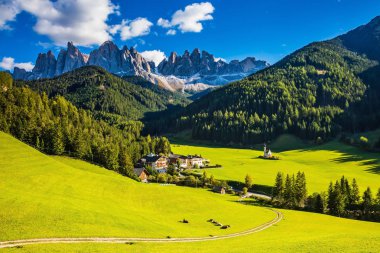 Val di Funes - kilise Santa Maddalena Vadisi'nin ünlü sembolü.  