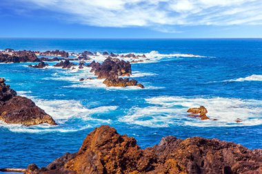 Pitoresk kayalar ve taşlar, volkanik ada Madeira, Atlantik sahil. Egzotik ve ekolojik turizm kavramı 