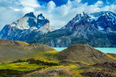 Şili'seyahat. Milli Parkı Torres del Paine. Güçlü Rüzgar Los Kuernos kayalıklarla ağır gri bulutlar sürücüler. Aktif kavramı ve macera turizm